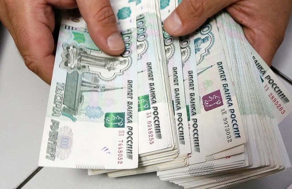    За полгода объем наличных на руках у россиян сократился почти на 600 млрд рублей