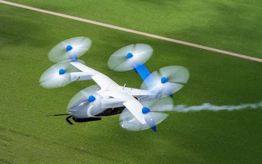 Аэротакси разработки Joby Aviation представляет собой конвертоплан (вертосамолет) с шестью двигателями на поворотных платформах, что позволяет аппарату вертикально взлетать и садиться, а также летать