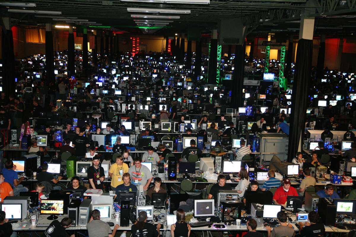 Фото с QuakeCon 1997 года.