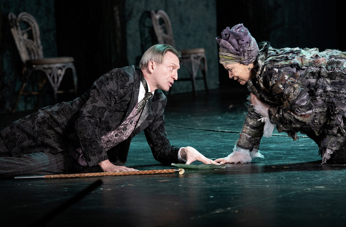 Слева - артист Александр Яцко. Фото с сайта Театра им. Моссовета