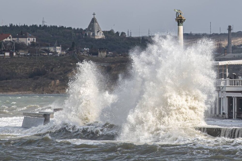 Восстановление Приморского бульвара и пляжа "Хрустальный" после "шторма века" должно было начаться до курортного сезона – сообщает FederalCity.