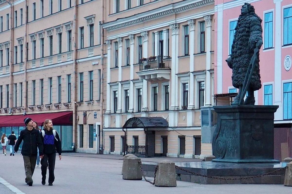 Памятник Трезини на Университетской набережной. Фото: Павел Даиси / MR7