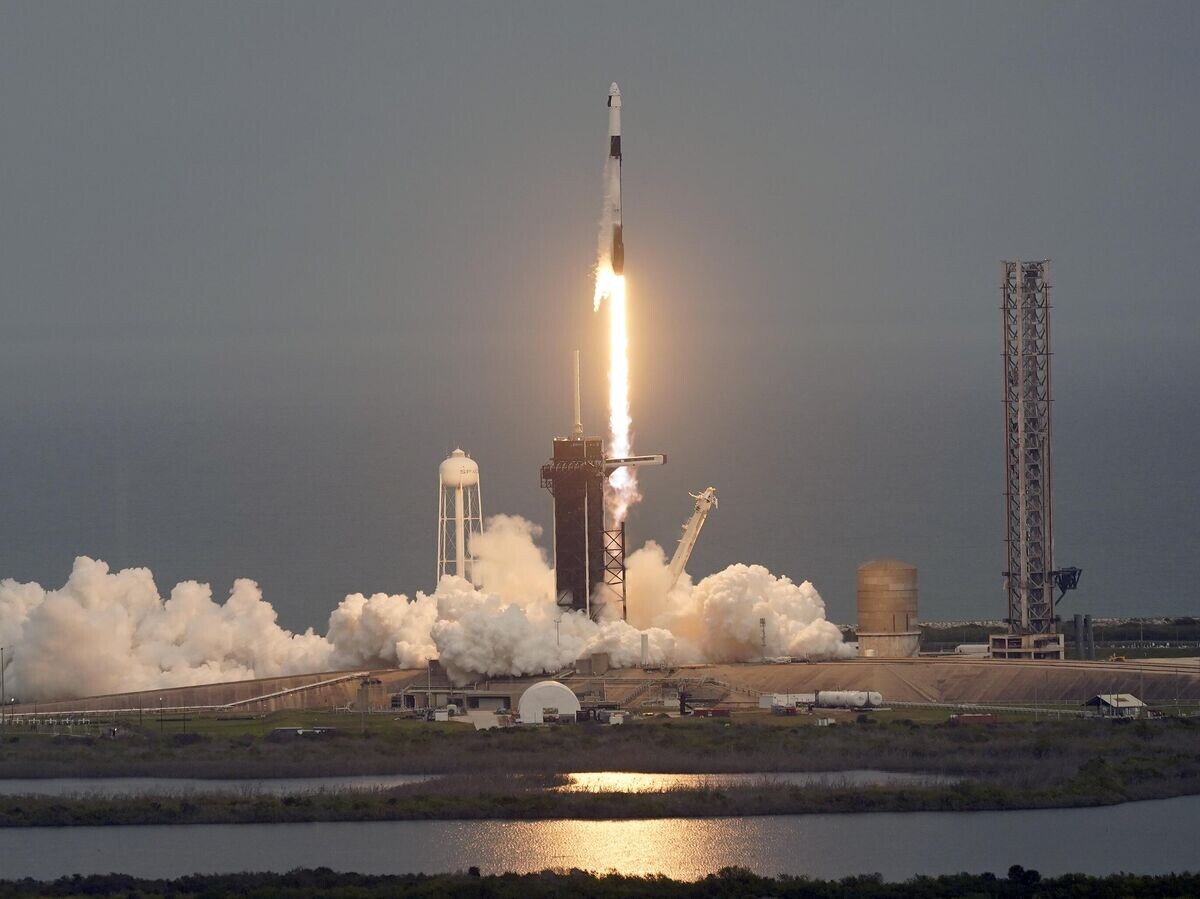    Ракета SpaceX Falcon 9 стартует со стартовой площадки Космического центра Кеннеди© AP Photo / John Raoux