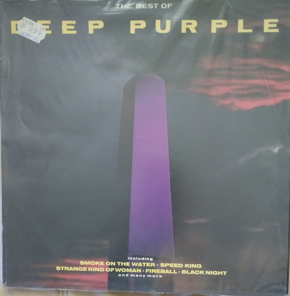 Оформлен скромно, но со вкусом ( лицевая сторона обложки) 