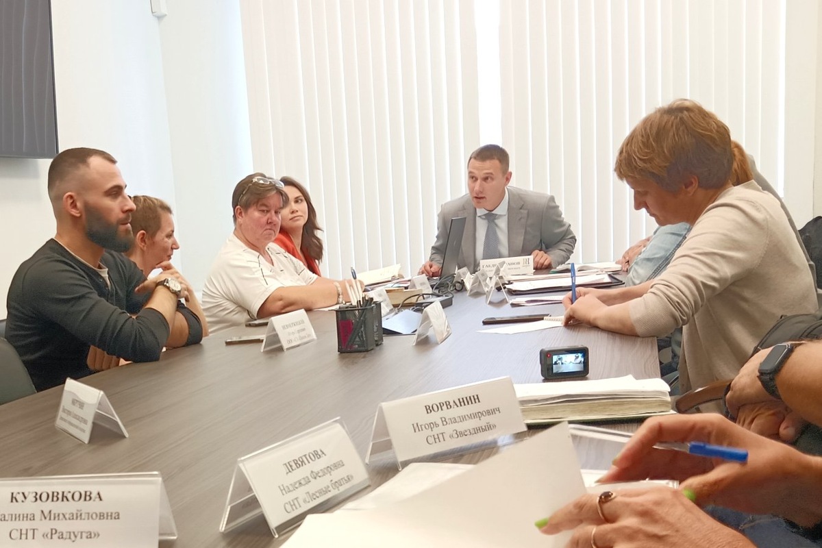 Руслану Габдрахманову пришлось успокаивать разгневанных садоводов.  Фото: ФедералПресс / Александр Калинин
