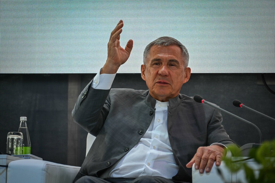 ​Рустам Минниханов привел в пример начало развития нефтеперерабатывающей отрасли в республике, когда были попытки построить нефтеперерабатывающий комплекс с привлечением иностранных компаний. Фото: rais.tatarstan.ru