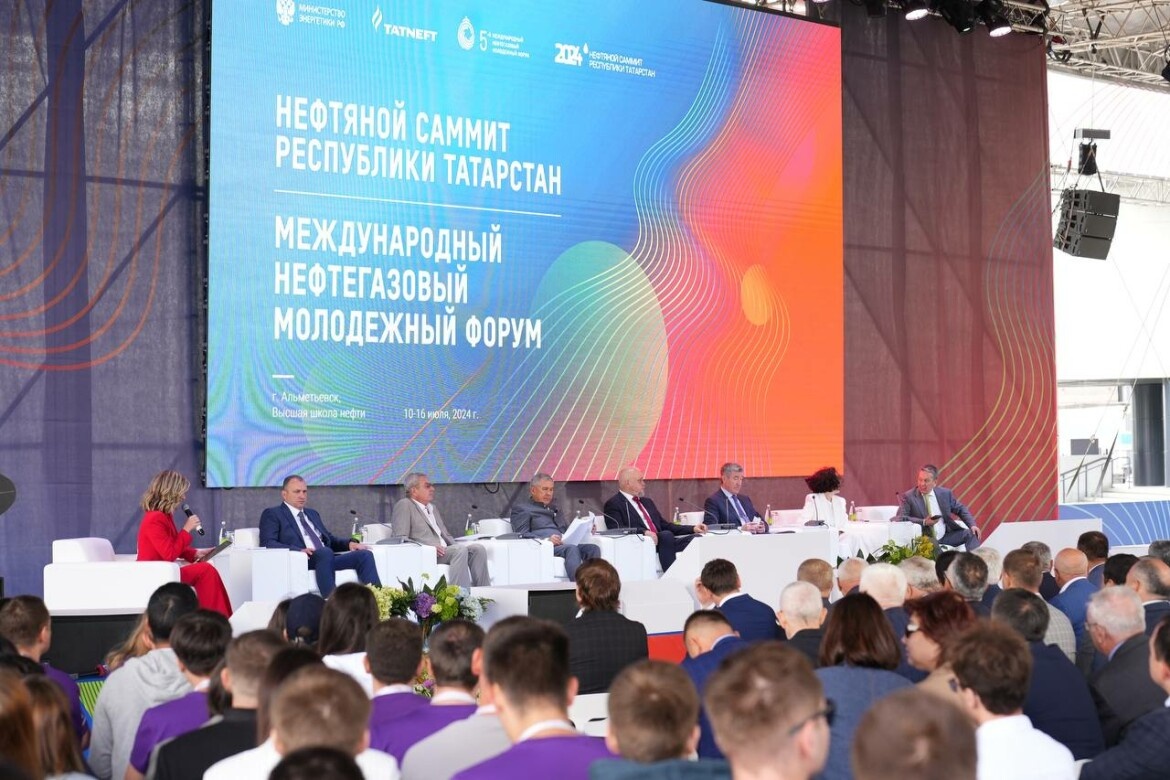 ​Нефтяной саммит Татарстана прошел сегодня в альметьевской Высшей школе нефти. Фото: t.me/tatneft_telegram