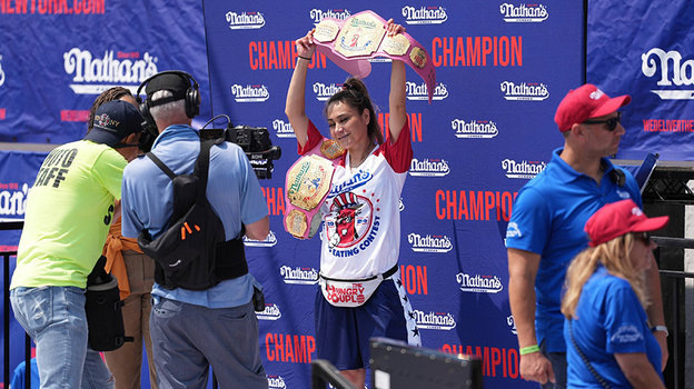    Мики Судо одержала победу и установила новый мировой рекорд среди женщин — 51 съеденный хот-дог. Global Look Press