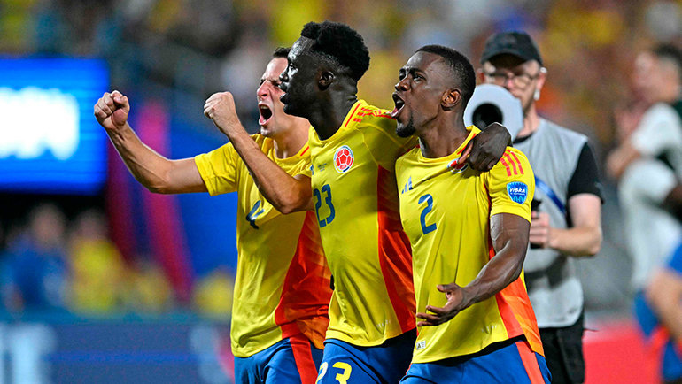    Колумбийские футболисты радуются победе над Уругваем. Reuters