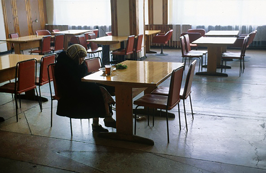 Женщина, сидящая в одиночестве за столом. 1 мая 1996 год