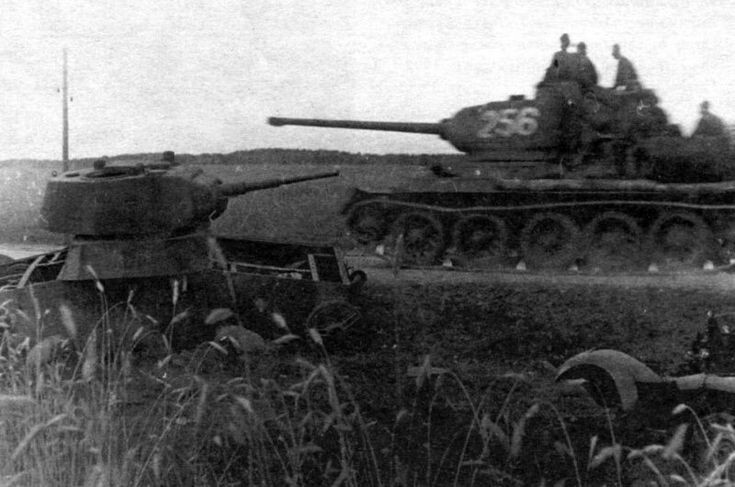 Т-34-85 на фоне подбитого танка РККА в 1941.