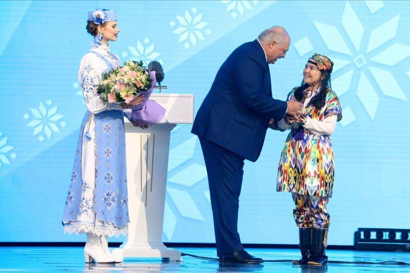     Лукашенко вручает награду артистке из Узбекистана. Источник: rg.ru Автор фото: Роман Щербенков