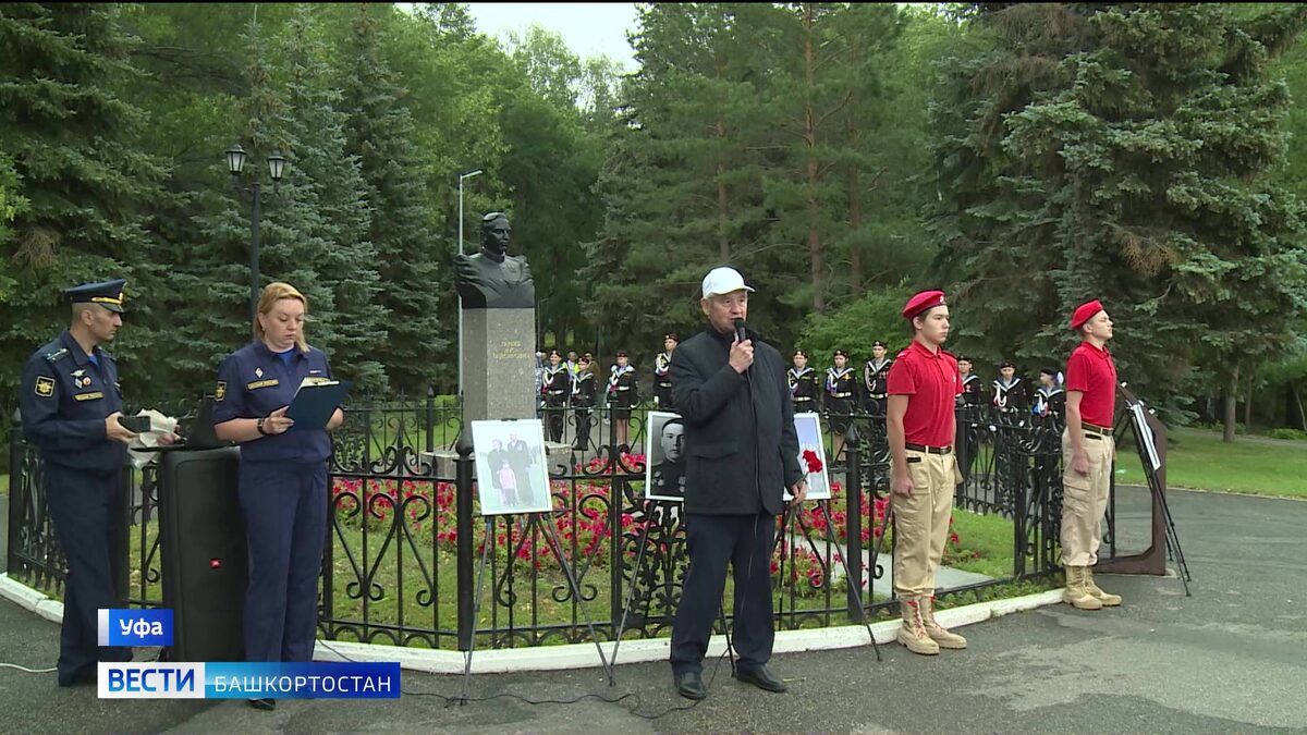    В Уфе возложили цветы к памятнику легендарного летчика - штурмовика Мусы Гареева