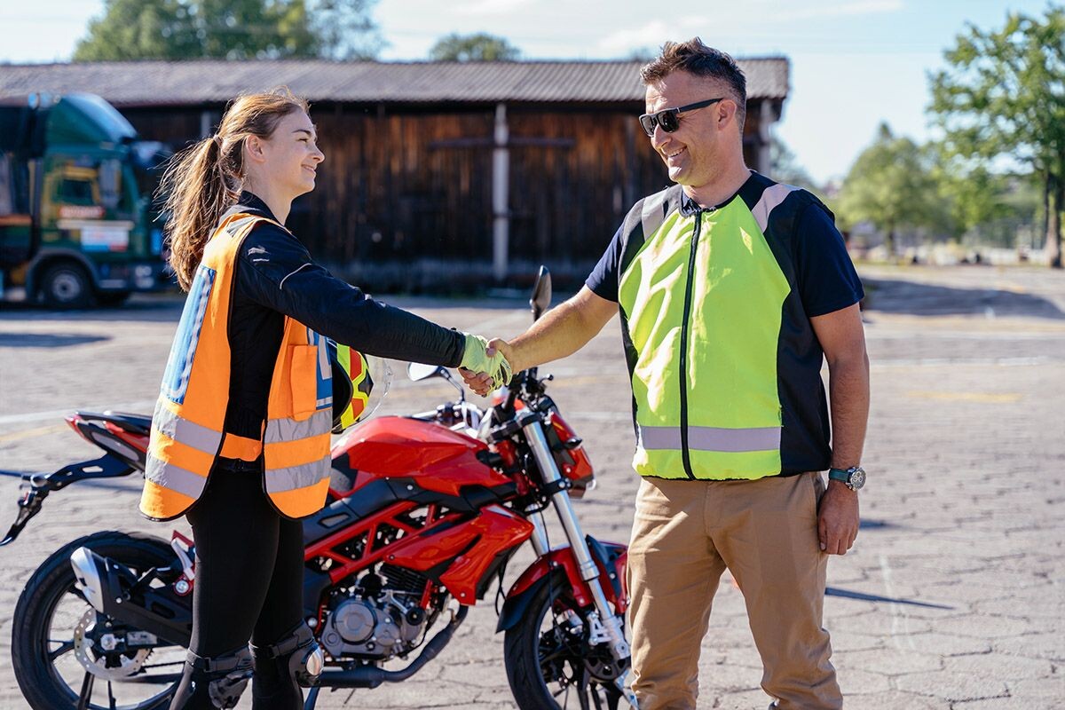 Практическую часть экзамена на права категории A нужно сдавать под бдительным взглядом инструктора. Источник: Shutterstock📷
