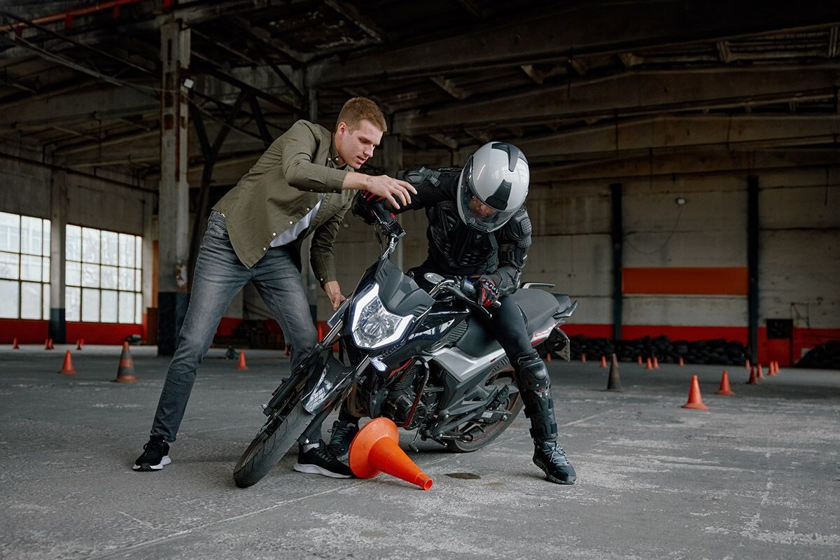 Если сбить конус или уронить мотоцикл, то практический экзамен не засчитают. Источник: Shutterstock📷
