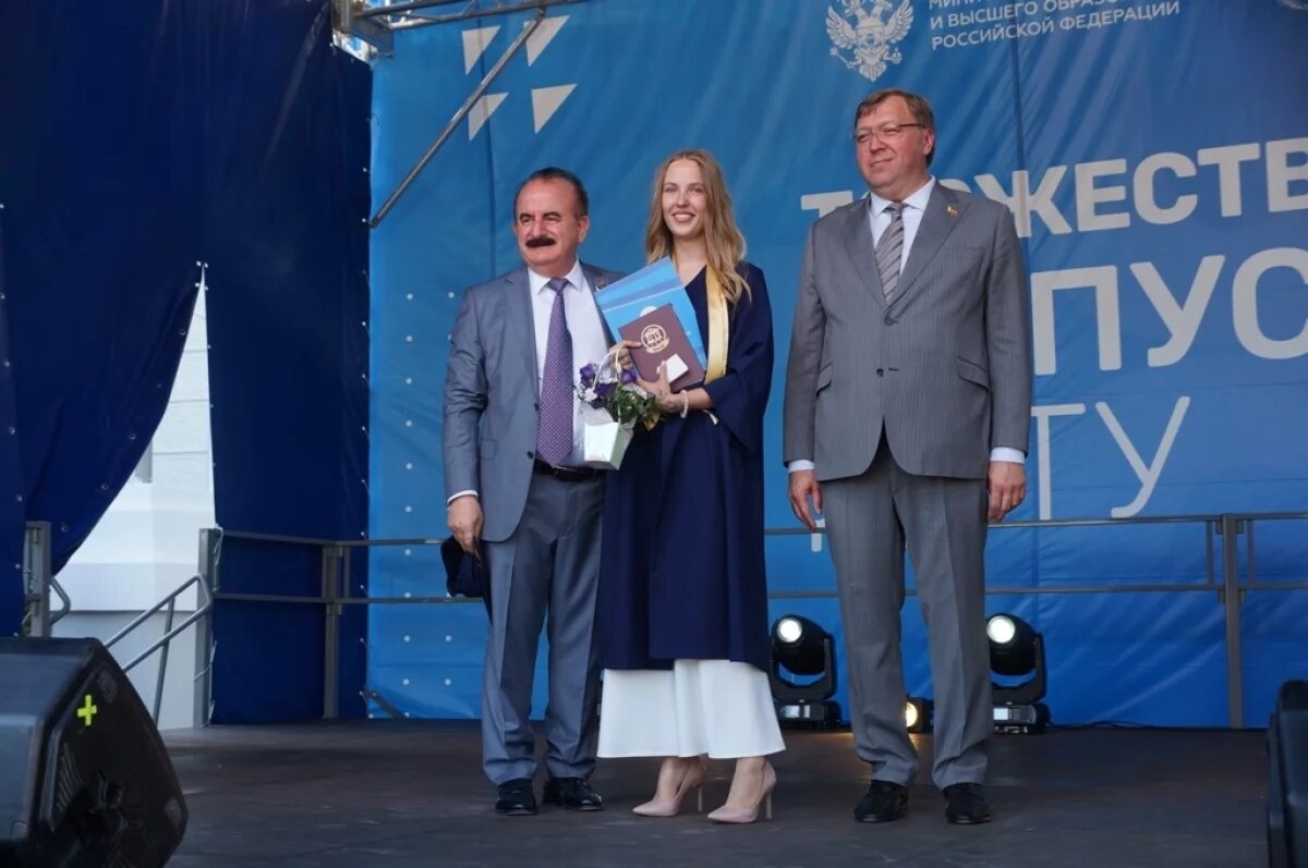    Спикер парламента Дона Александр Ищенко поздравил лучших выпускников ДГТУ
