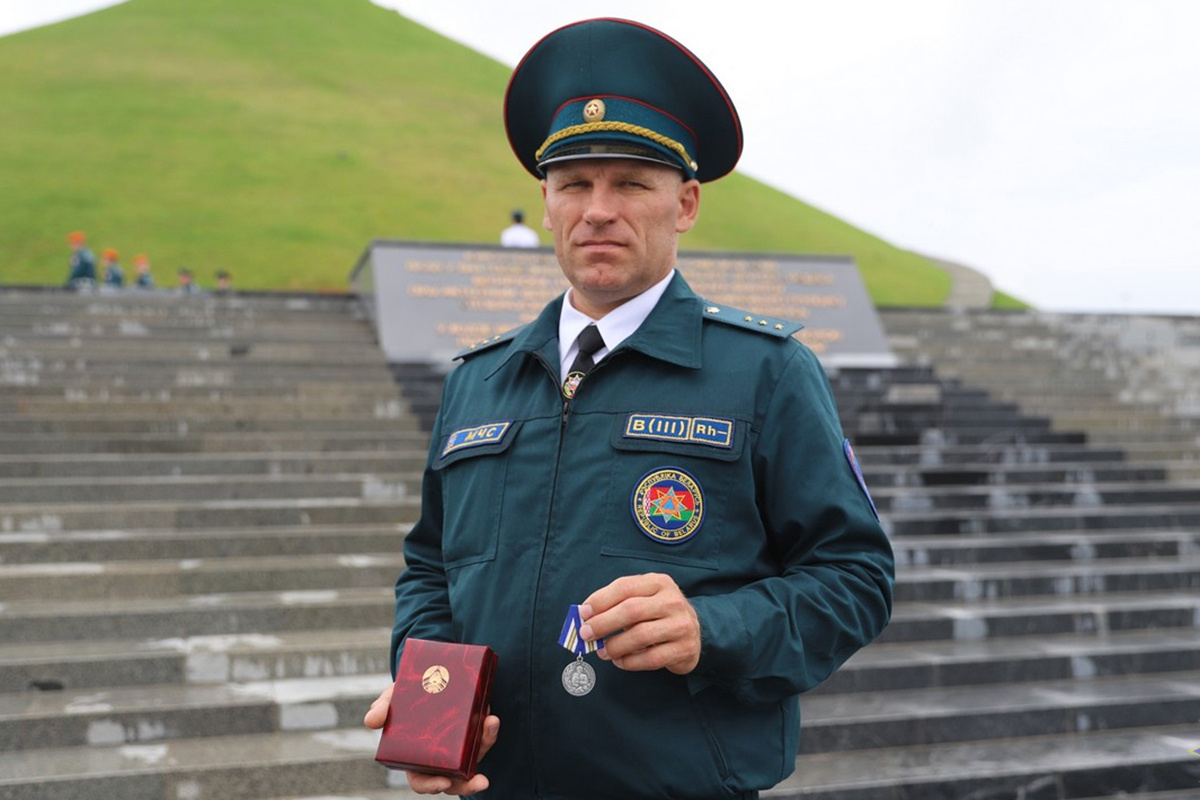    Оказавшись в нештатной ситуации, сотрудники МЧС рискнули своими жизнями ради спасения других