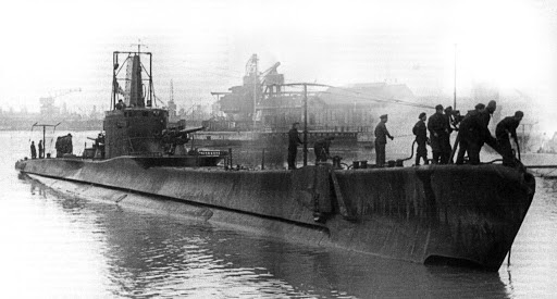 R.SMG. "Comandante Cappellini" Водоизмещение  1077/1313 тонн Скорость 17/8 узлов, 8 торпедных аппаратов 2 × 100-мм/47 орудий  4 × 13.2-мм пулеметов. Достаточно странный выбор для "транспорта", ибо дальность плавания всего 2500 миль. 