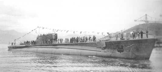 Водоизмещение 1549/2061 тонн Скорость 17/8 узлов, 2х120-мм, 2 × 13.2-мм пулеметов. Дальность плавания 11000 миль "Энрико Таццоли", названная в честь Энрико Таццоли, была заложена компанией "Одеро-Терни-Орландо" на их верфи в Муджиано, Специя" в 1932 году, спущена на воду 14 октября 1935 года и достроена в следующем году.
