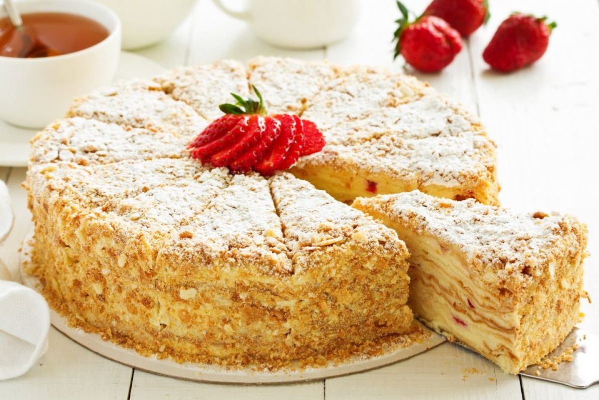 Торт Наполеон! Это поистине величественное кулинарное творение, достойное самого императора! Представьте себе, как тонкие, хрустящие слои нежнейшего слоеного теста нежно тают во рту, открывая бесконечные глубины вкуса.