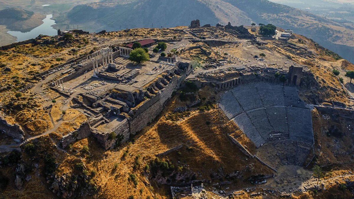 Άποψη από ψηλά των ερειπίων της αρχαίας πόλης της Περγάμου, όπου ζούσε ο Αντύπας της Περγάμου.