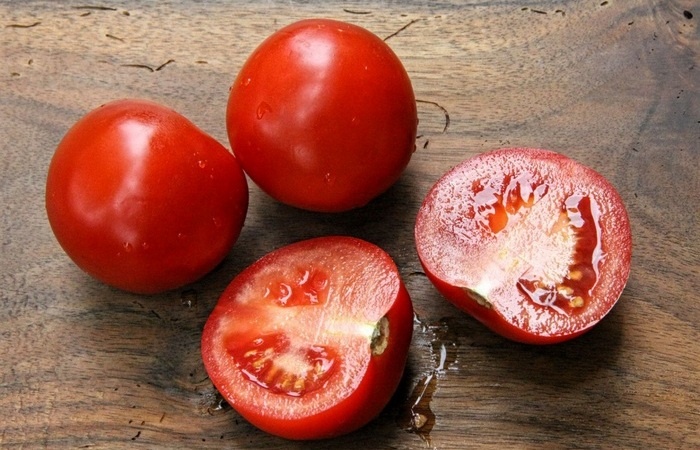  Каждый, кто хотя бы раз разрезал на пополам томат, должен был обращать внимание на то, что внутри красной мякоти помидора есть какие-то загадочные не слишком приятные для взора белые прожилки.