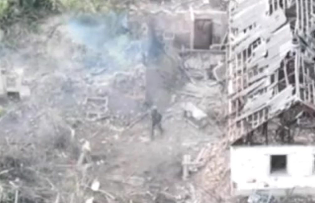    Солдат армии России ведёт пленного украинца к своим позициям.