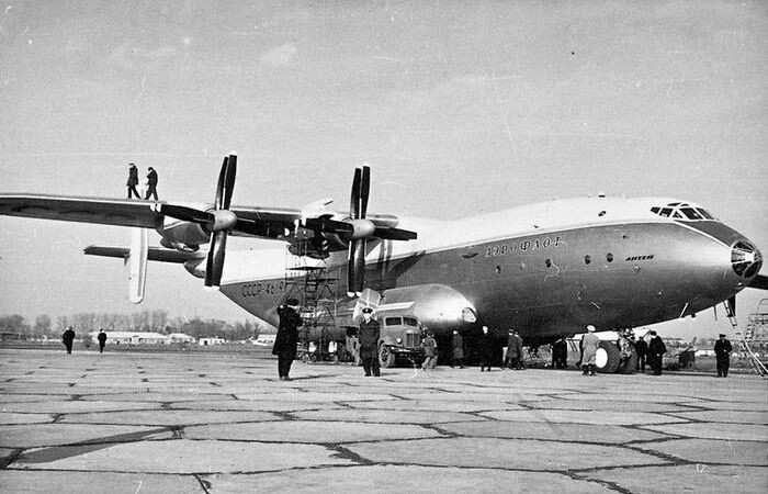  С 1966 по 1976 год в Советском Союзе было произведено 69 широкофюзеляжных транспортных самолетов Ан-22 «Антей». Последним оператором этих машин-рекордсменов остается Российская Федерация.