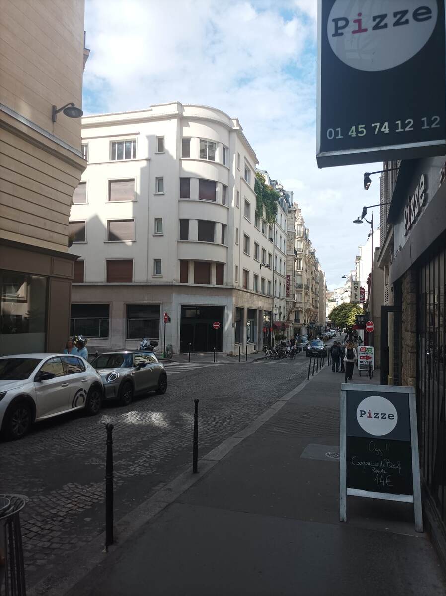 Та же улица, чуть дальше. Чего-то тут не хватает... А! Мусора! Листайте галерею. 