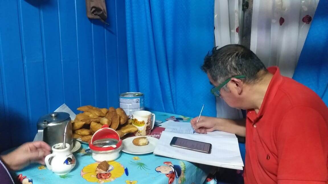 Дядя Лучо в гостях у бабушки (своей мамы) ведет свои расчеты. Перед ним роскас, которые бабушка приготовила к его приходу