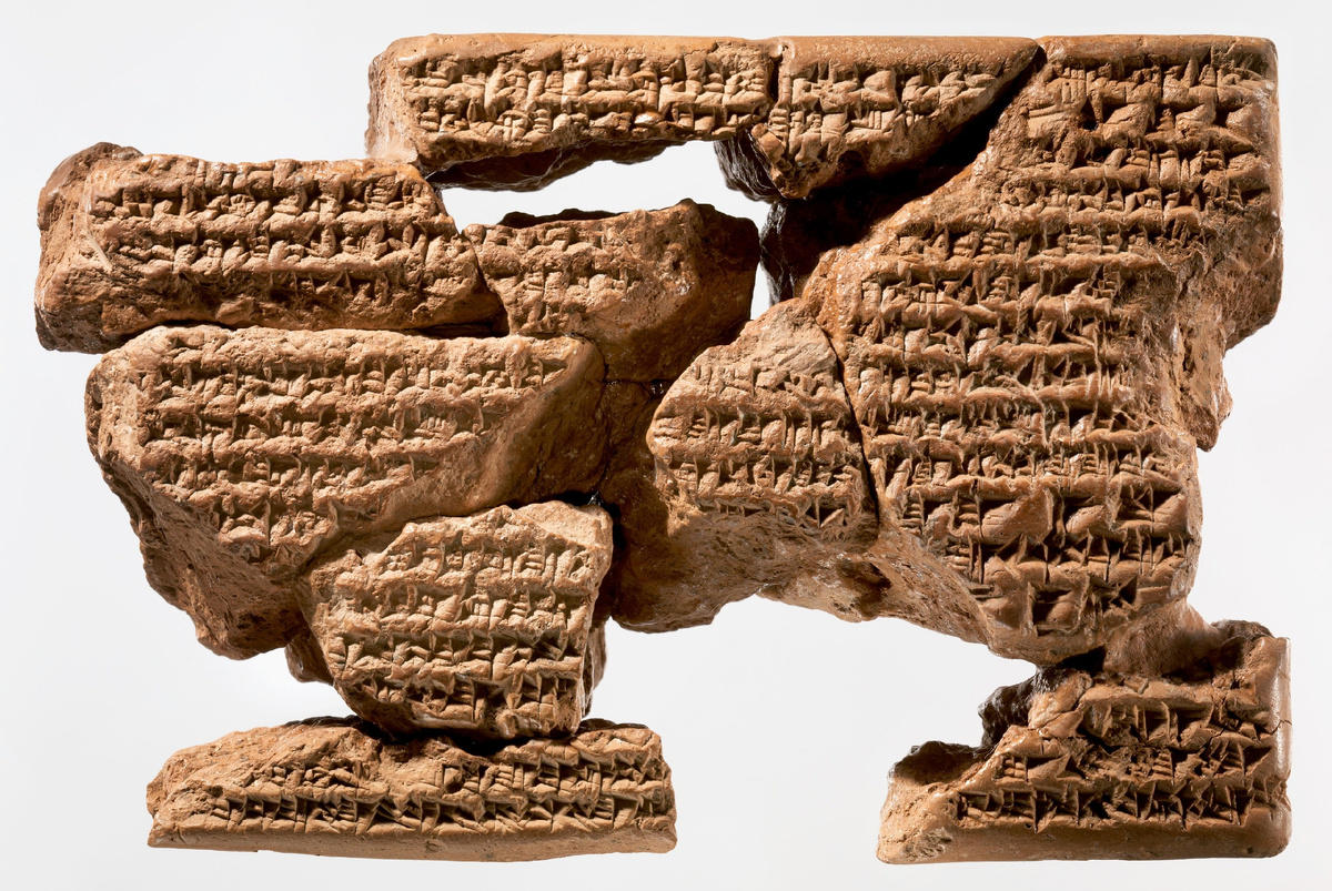 В коллекции музея Метрополитен в Нью-Йорке хранится глиняная табличка, являющаяся красноречивым свидетельством окончательного упадка некогда могучей Ассирии.