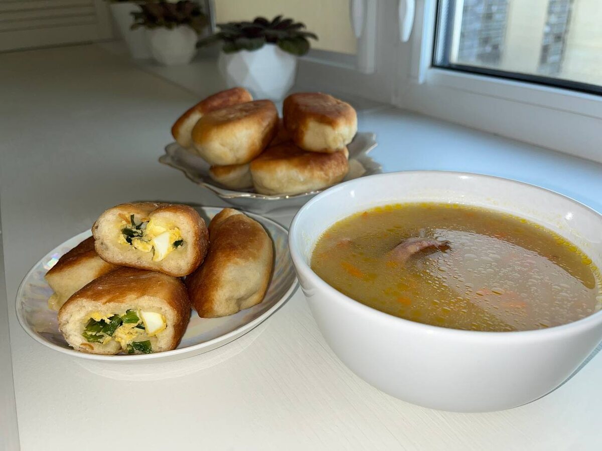 Пирожки с яйцом и луком и гороховый суп с копчеными ребрышками