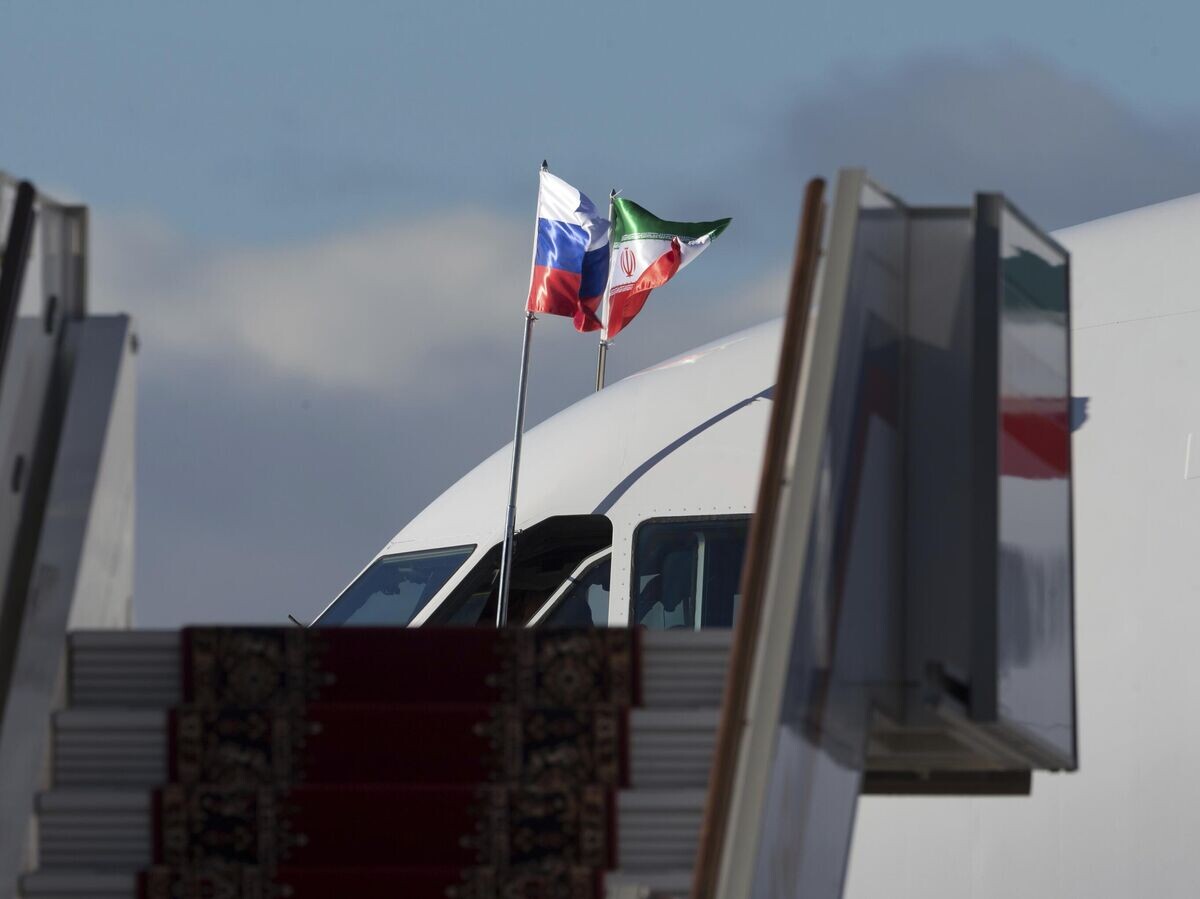    Флаги России и Ирана возле самолета президента Ирана в аэропорту Внуково© AP Photo / Ivan Sekretarev