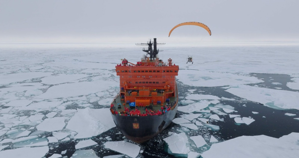 Ледокол “50 лет Победы” и мотодельтаплан 