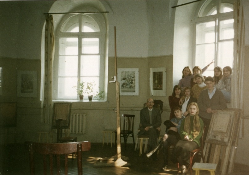 В аудитории Смоленского колледжа культуры и искусств. Сейчас здание принадлежит Нижне-Никольской церкви. Сентябрь 1994. На фото слева направо: 1 ряд — Чесаков Эдуард Александрович, Скребкова Света, Молчанова Лена; 2 ряд — Гусева Оля, Малькова Галя, Тихонова Ксения, Катанский Женя; 3 ряд — Никонова Лена, Комарова Лена, Дмитриева Юля, Варзакова Галя.