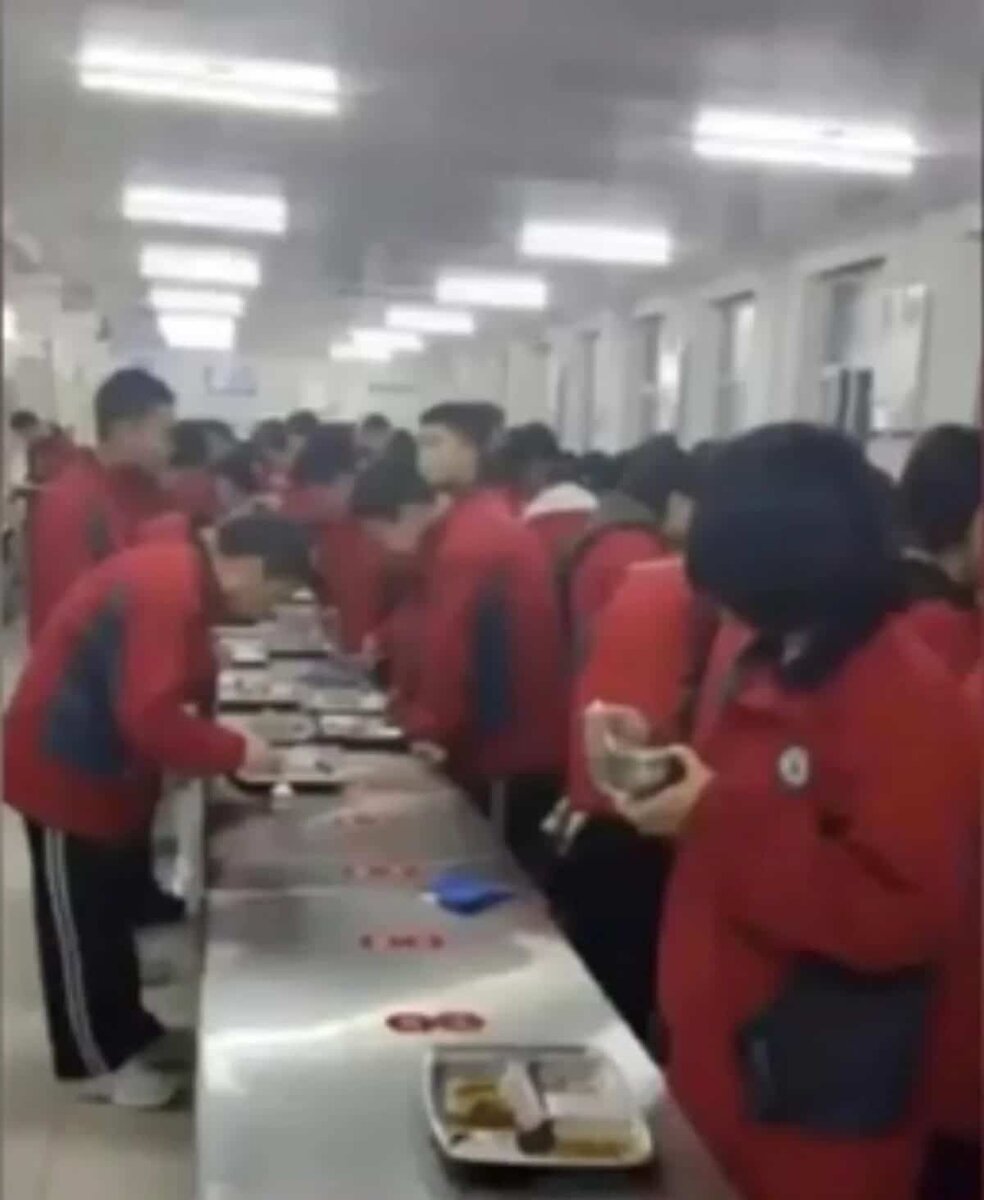   Фото: Baidu Ли объяснил, что разделение учеников мужского и женского пола призвано предотвратить ранние романтические отношения. В Китае родители часто препятствуют подростковым отношениям, чтобы дети могли сосредоточиться на учебе.