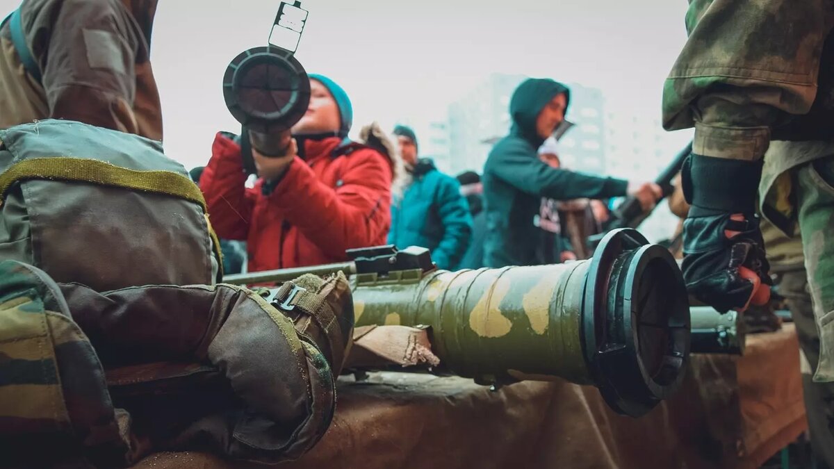 Согласно приказу Минпросвещения, кабинеты ОБЖ должны быть оборудованы оружейными сейфами, мини-экспресс-лабораториями радиационно-химической разведки, защитными костюмами, наглядными пособиями, тренажерами, образцами современного стрелкового оружия. Фото: Антон Засимов / 1MI