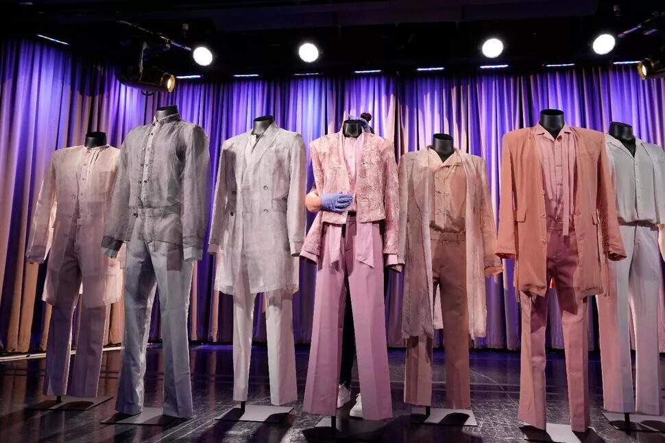 Наряды BTS для концепт-фото «Proof Door» на выставке в музее Грэмми, пятница, 28 июня 2024 года, Лос-Анджелес. (AP Photo/Chris Pizzello)