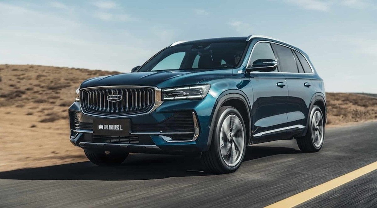 Geely Monjaro в выигрышном синем цвете 