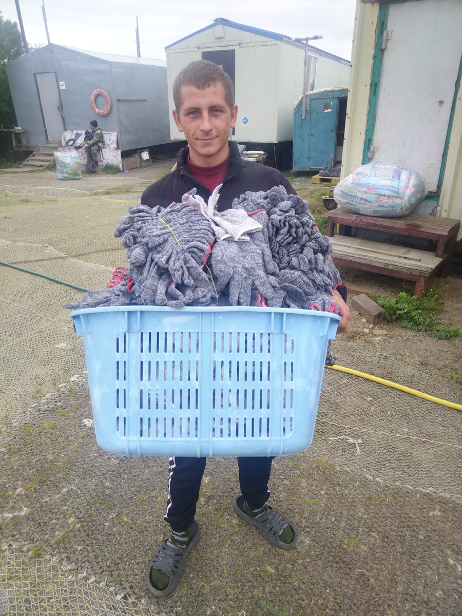 Влад. Ему пары перчаток мало, а вот штук триста пар - в самый раз! 😁