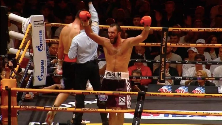    Муслим Гаджимагомедов после победы над Чжаном Чаосинем.Скриншот трансляции турнира «Ночь чемпионов IBA»