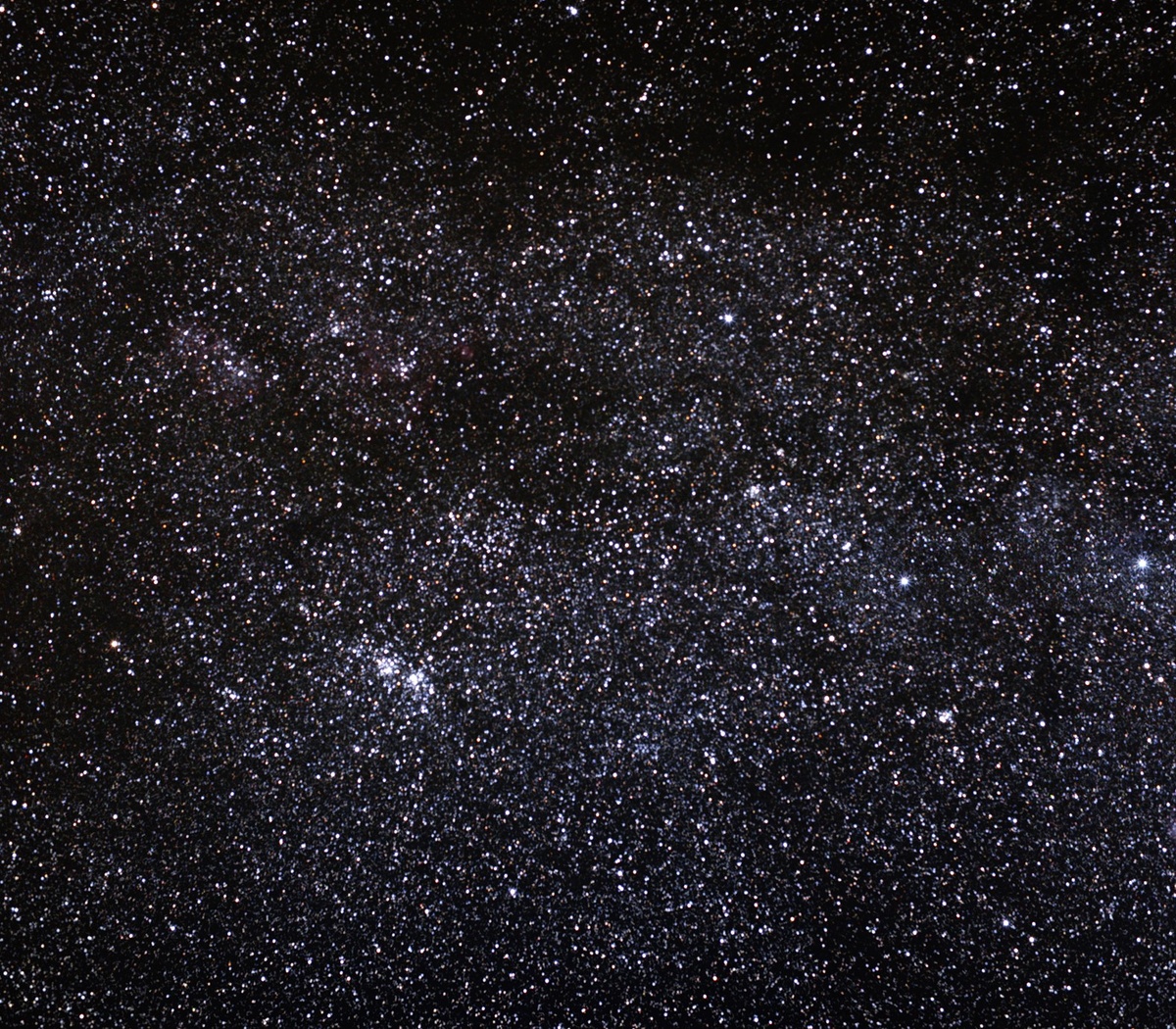 Двойное скопление (Caldwell 14) — рассеянное звездное скопление в созвездии Персея, находящееся на расстоянии около 7 500 световых лет от Земли / © ESO/S. Brunier