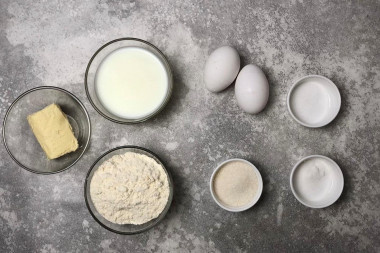 Как сделать панкейки на кефире? Подготовьте продукты. Кефир лучше взять пожирнее, он более густой. Для более жидкого кефира потребуется больше муки, и панкейки могут стать "резиновыми". Чем кислее будет кефир, тем пышнее получатся панкейки, так как реакция между содой и кислотой будет сильнее. Поэтому отлично подойдет старый, уже прокисший кефир. Вместо кефира можете взять натуральный йогурт без добавок