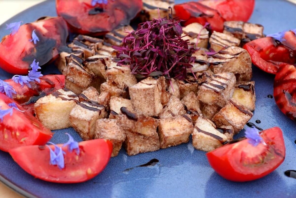    Хрустящие баклажаны с помидорами: рецепт сытной и полезной закуски от Сергея Малоземова пресс-служба НТВ