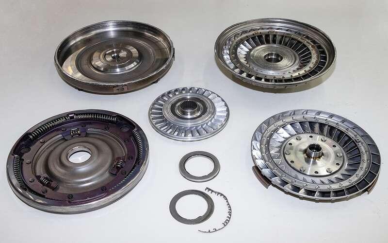    «Виновник торжества» после разбора. Наш гидротрансформатор на переборку не взяли: слишком сильны повреждения. Пришлось купить восстановленный.