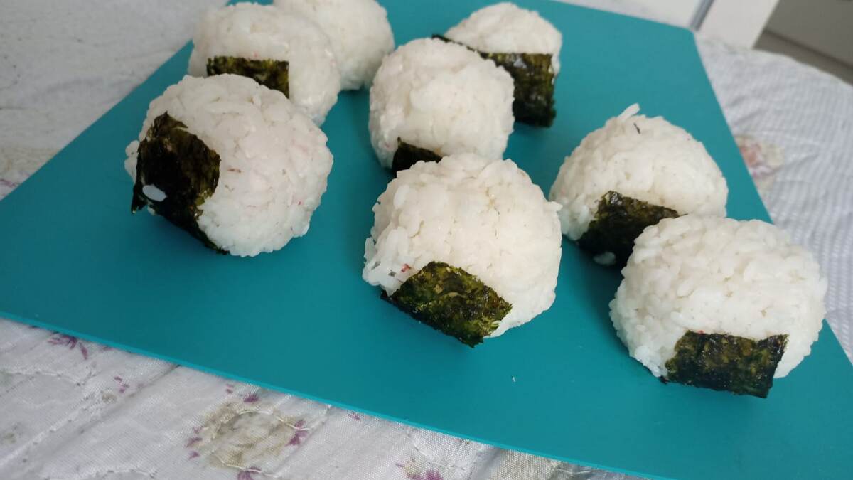 Онигири это экзотическое блюдо в котором нет нечего сложново