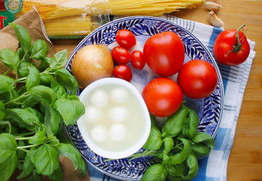 Как сделать спагетти с сыром и помидорами? Первым делом подготовьте все продукты, которые потребуются для приготовления блюда. Помидоры возьмите обычные или черри, я использовала и те и другие. Количество чеснока отрегулируйте по своему вкусу или вовсе исключите по желанию. Веточка свежего базилика сделает готовые спагетти ярче и вкуснее. Если свежей зелени у вас нет, то используйте сушёную, либо из заморозки