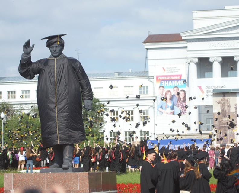 Памятник Кирову в магистерской мантии.