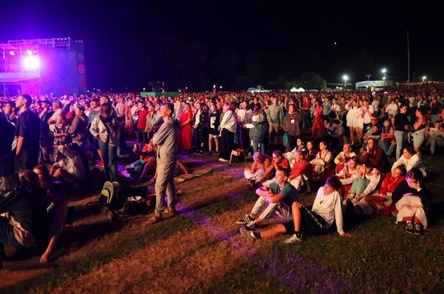    Зрители занимали места у сцены задолго до начала концерта. Фото: Фестиваль "Мир СИБИРИ"