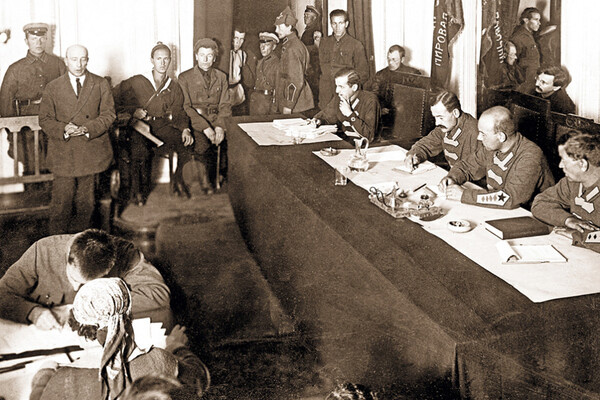    Василий Ульрих (второй справа) во время суда над Борисом Савинковым, 1926 год. /